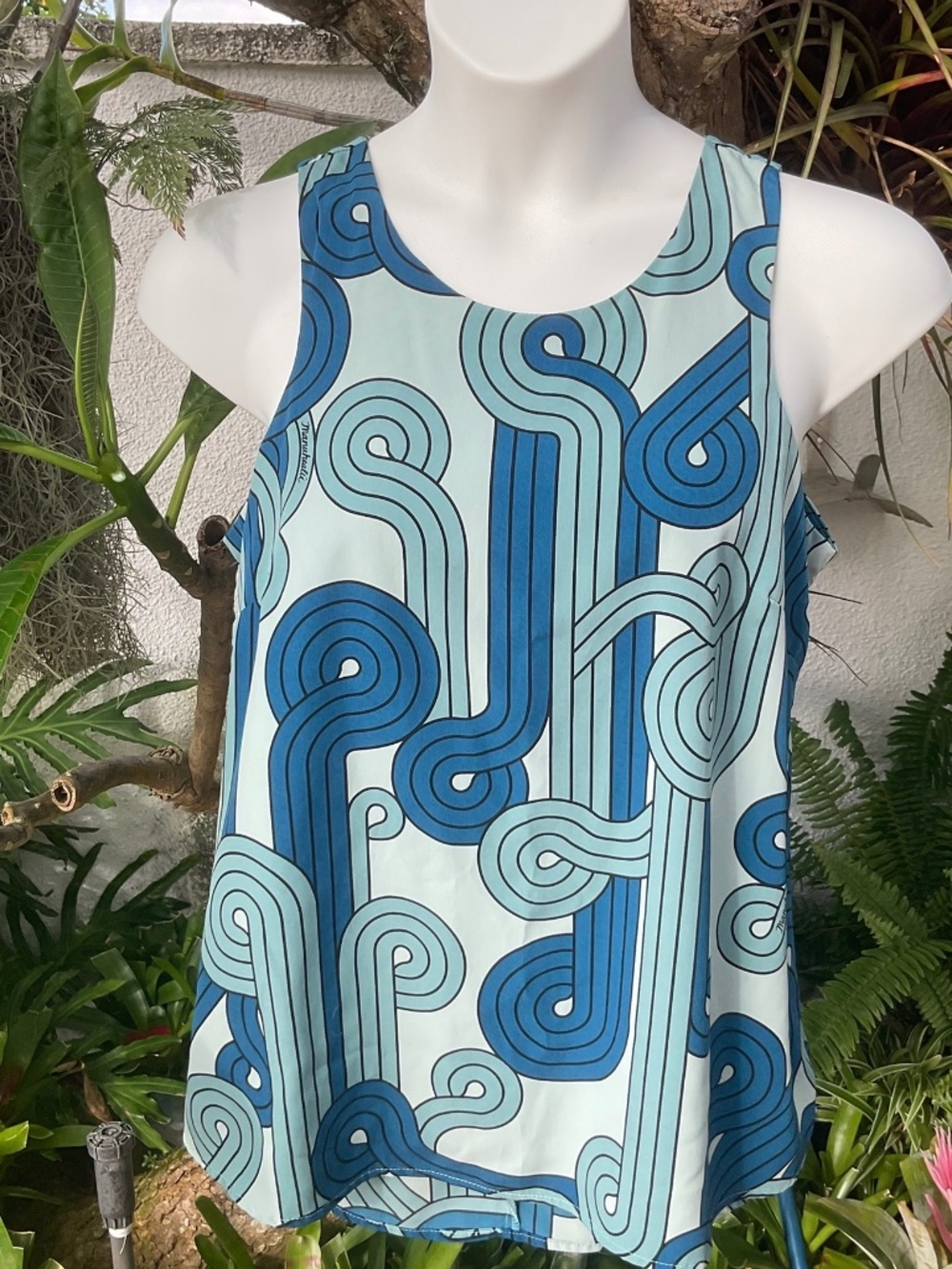 Manuheali’i Women’s Top Like New  Size L